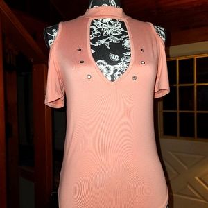 Low-cut pink shirt with the shoulders cut out